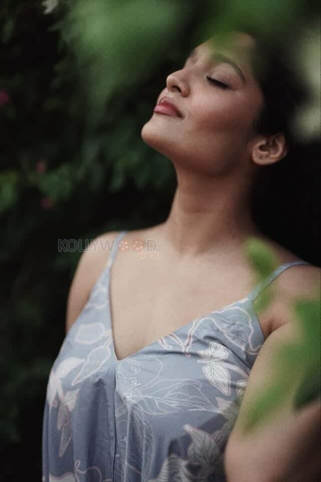 Kolai Movie Heroine Ritika Singh Sexy Photoshoot Pictures 01