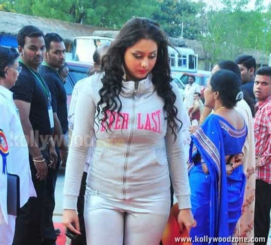 Namitha At Tsr Tv9 Film Awards Stills 03