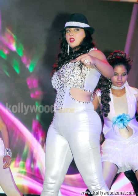 Namitha At Tsr Tv9 Film Awards Stills 09