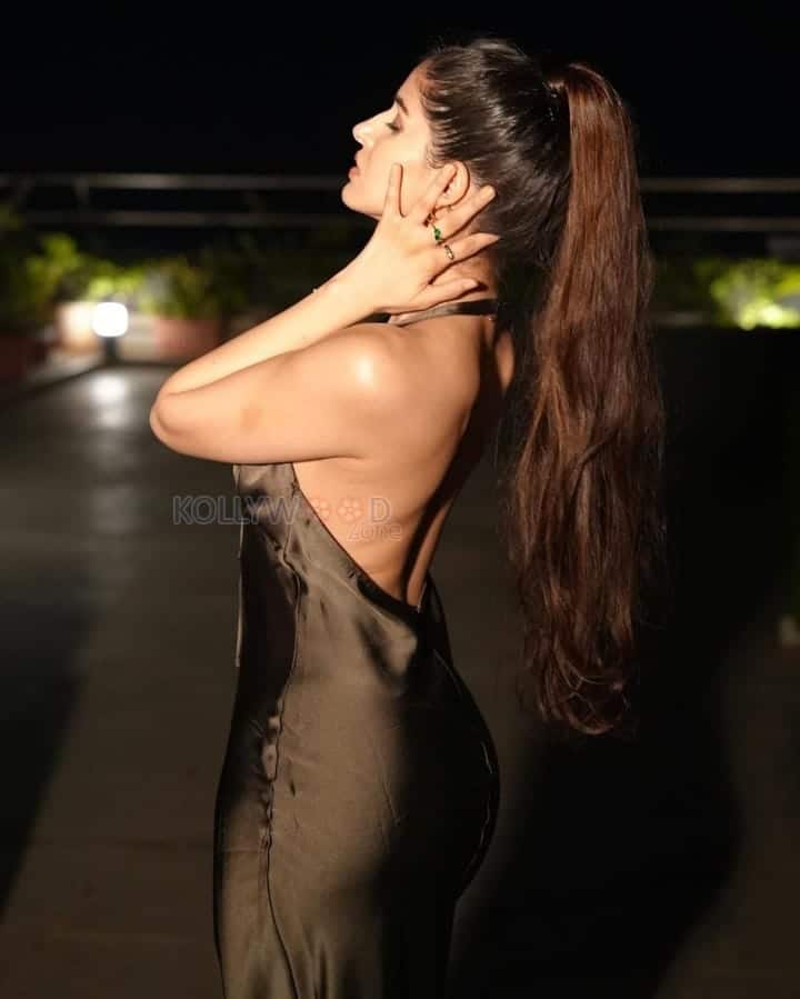 Ravishing Sakshi Malik in a Backless Black Gown Photos 04
