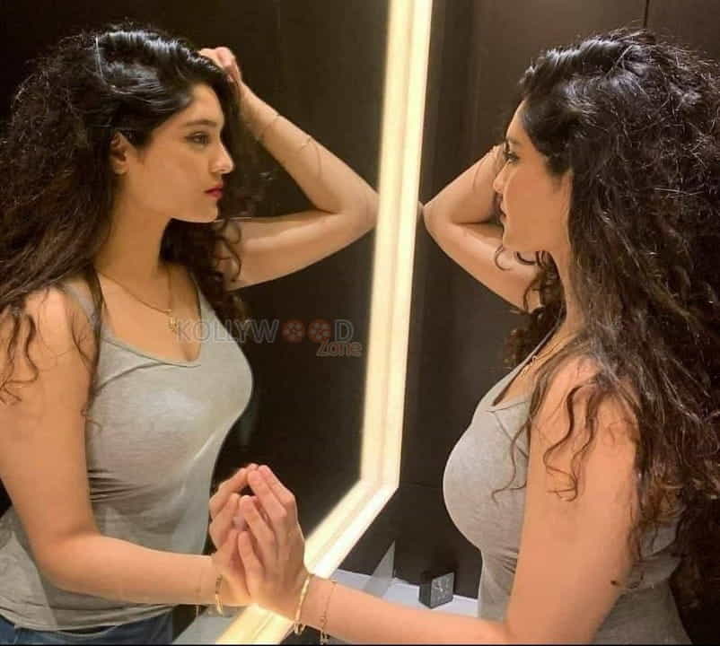 Rithika Singh Sensual Mirror Photo 01