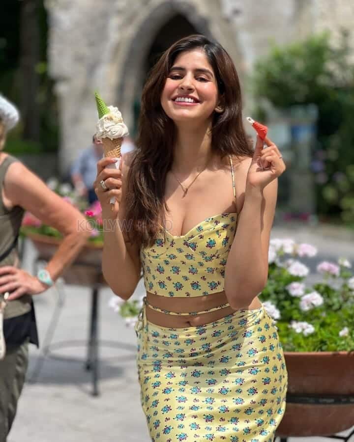 Sakshi Malik eating Ice Cream on a Holiday Photos 01