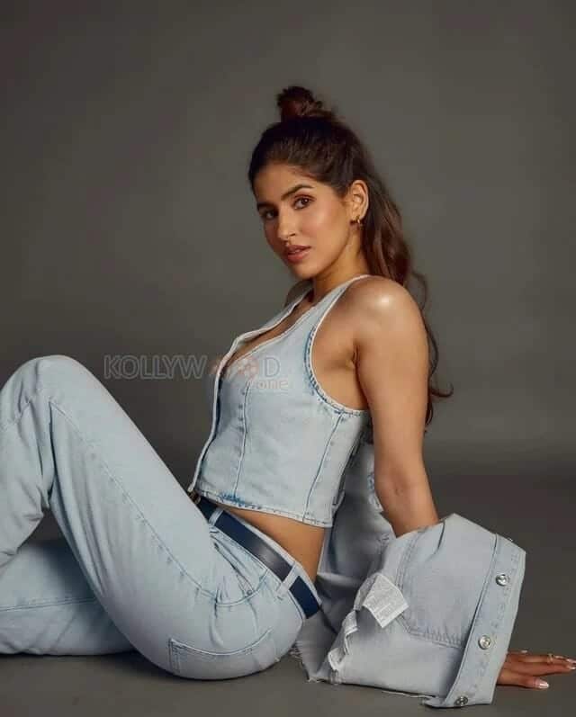Sakshi Malik in a Sexy Denim Outfit Pictures 01