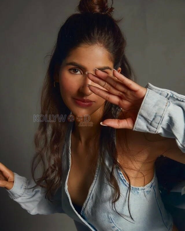 Sakshi Malik in a Sexy Denim Outfit Pictures 02