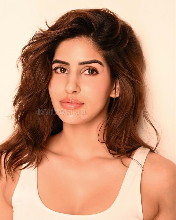 Sexy Sakshi Malik in a White Scoop Neck Tank Top Photos 02