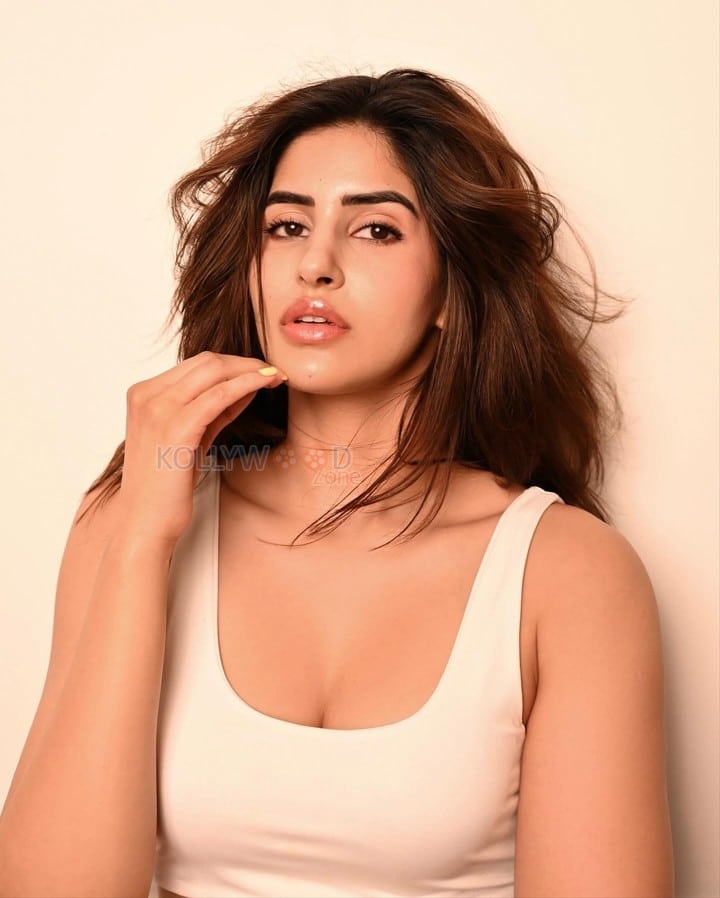 Sexy Sakshi Malik in a White Scoop Neck Tank Top Photos 03