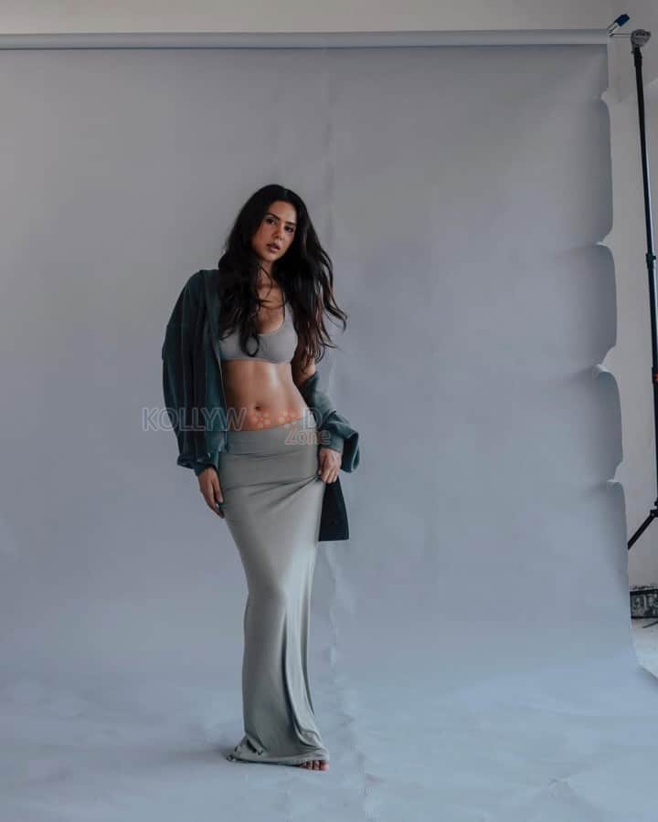 Sexy Sonam Bajwa in a Grey Bralette and Maxi Skirt Photos 01