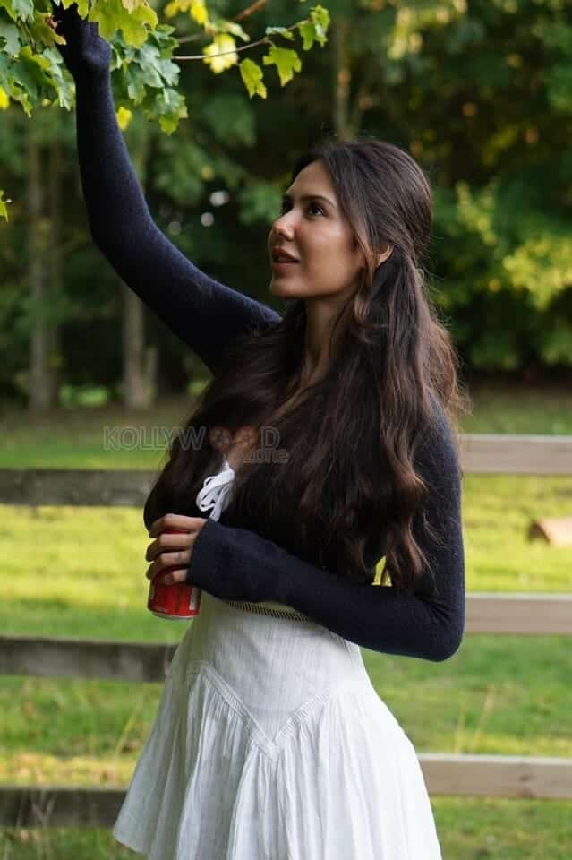 Sexy Sonam Bajwa in a Short Mini Skirt Photos 02