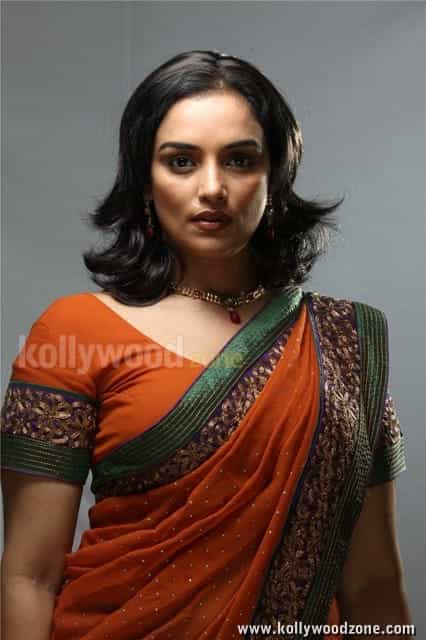 Sexy Swetha Menon Saree Pictures 01