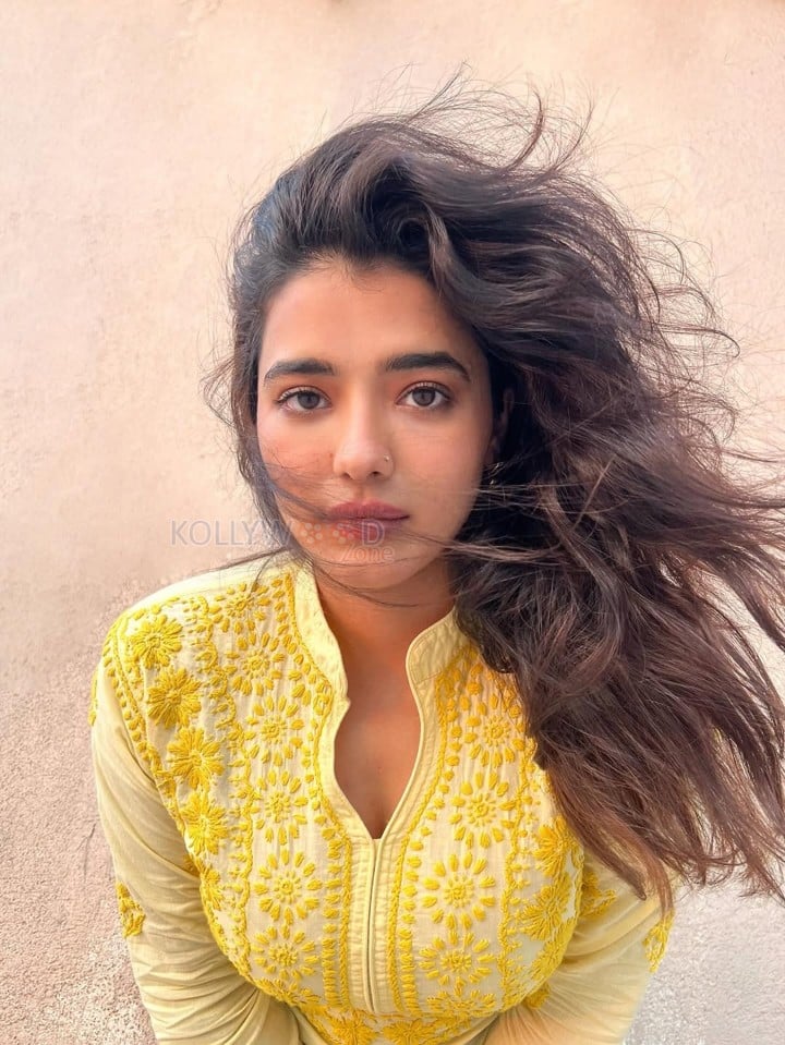 Single Actress Ketika Sharma in a Yellow Embroidered Kurta Pictures 04