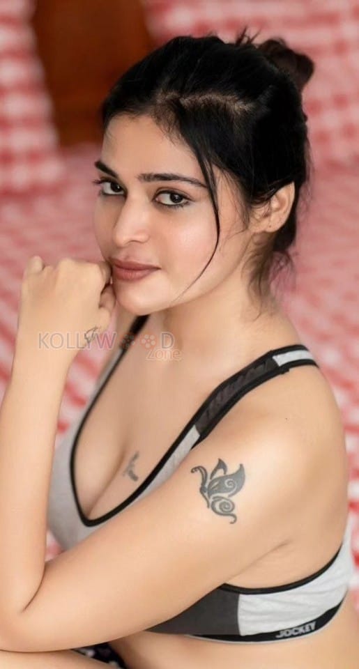 Sizzling Dharsha Gupta in a Jockey Sports Bra Photos 02