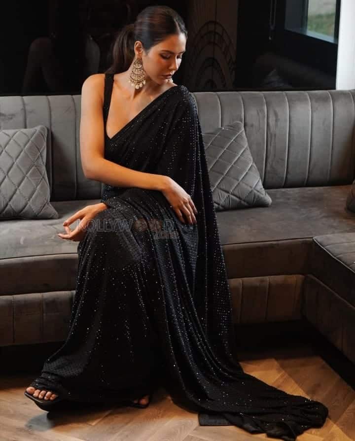 Stunning Sonam Bajwa in a Black Phoenix Saree Photos 01