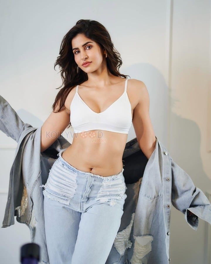 Super Sexy Sakshi Malik in a White Bralette and Sky Blue Jeans Photos 03