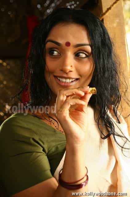 Swetha Menon In Thaaram Movie Stills 04