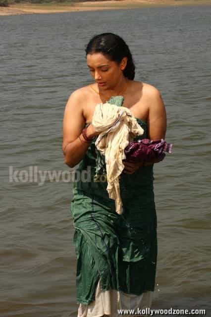 Swetha Menon In Thaaram Movie Stills 11
