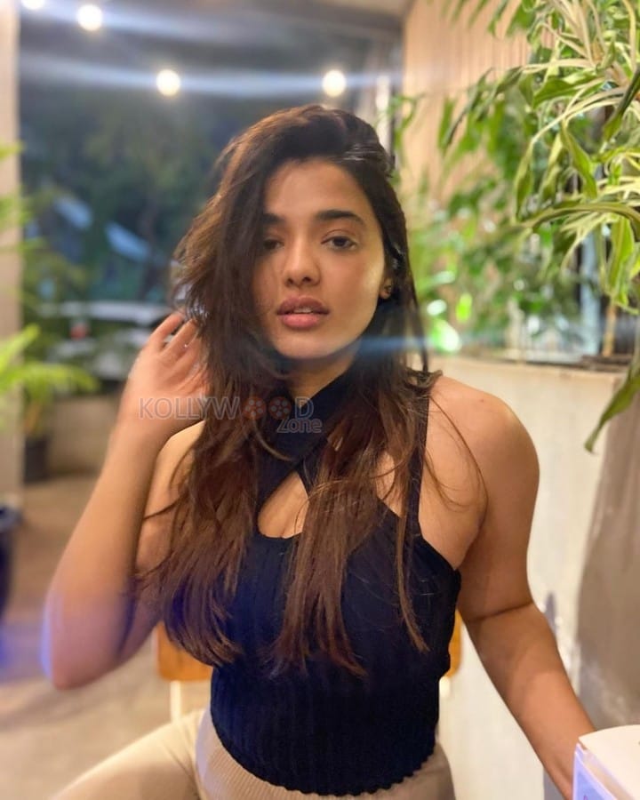 Tempting Busty Beauty Ketika Sharma Chic Black Dress Photos 03