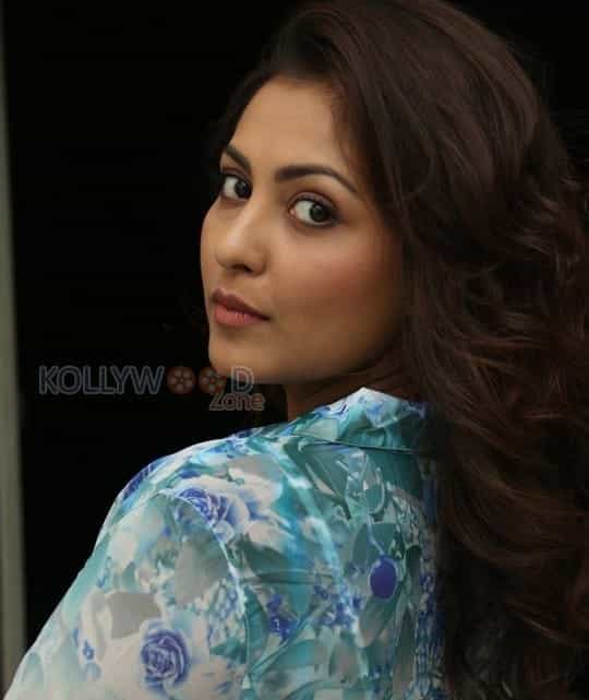 Actress Madhu Shalini Photoshoot Pictures 03