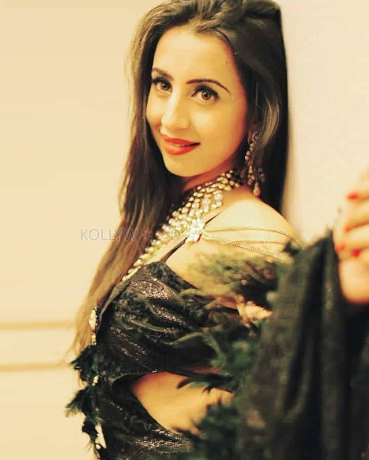 Actress Sanjjanaa Galrani Walks The Ramp For Designer Ramesh Dembla Photos 02