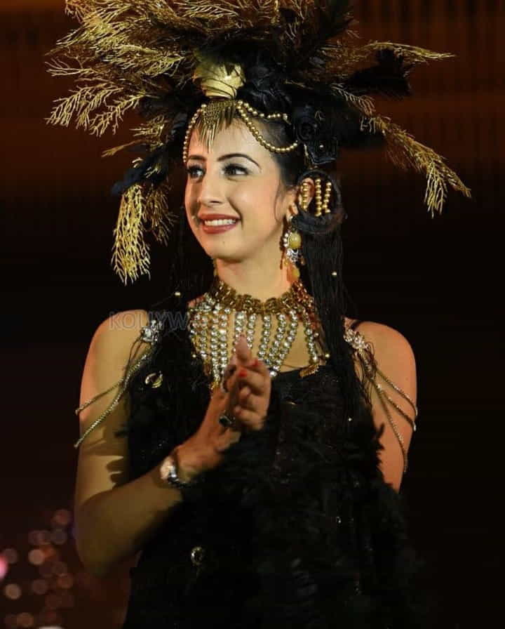 Actress Sanjjanaa Galrani Walks The Ramp For Designer Ramesh Dembla Photos 03