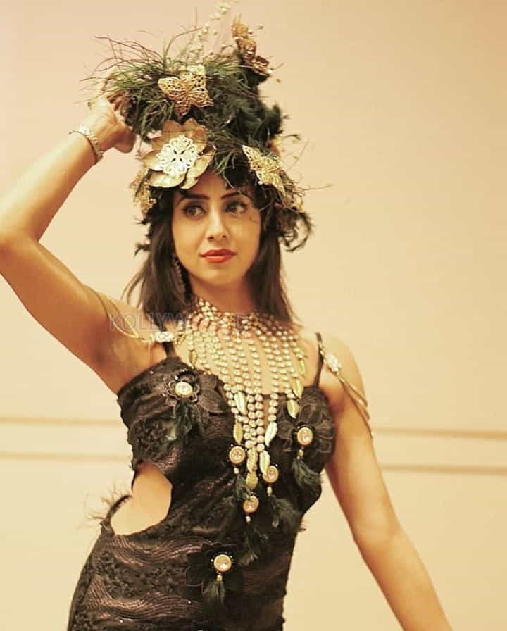 Actress Sanjjanaa Galrani Walks The Ramp For Designer Ramesh Dembla Photos 09