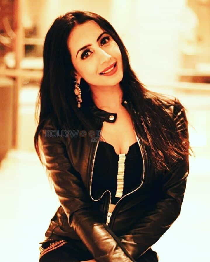 Actress Sanjjanaa New Photoshoot Pics 09