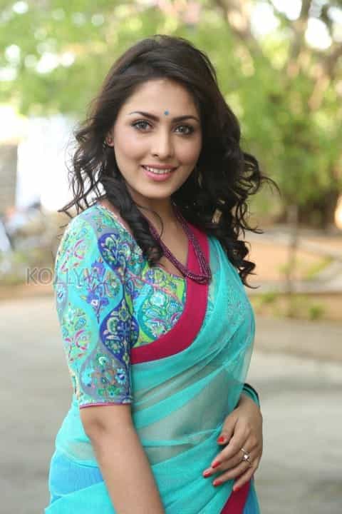Beautiful Madhu Shalini In Saree Photos 20