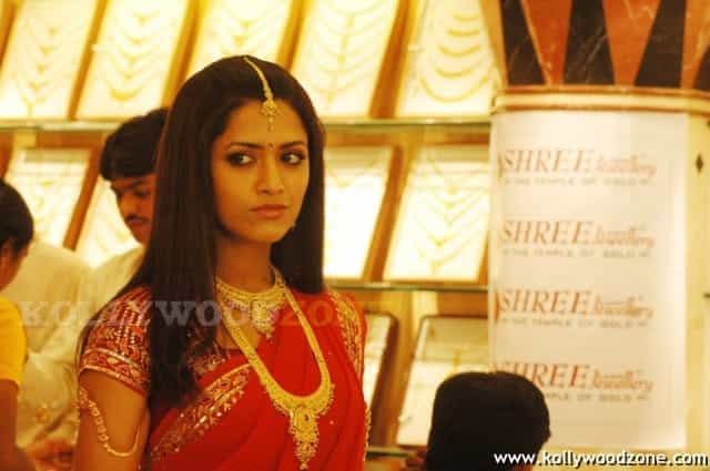 Cute And Sexy Mamta Mohandas Stills 57