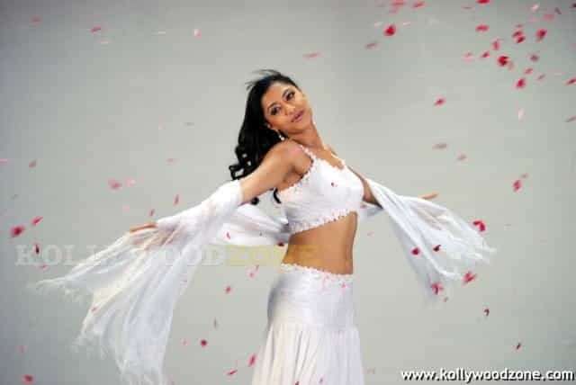 Cute And Sexy Mamta Mohandas Stills 69