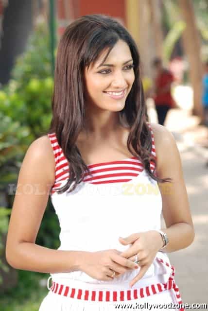 Cute And Sexy Mamta Mohandas Stills 85