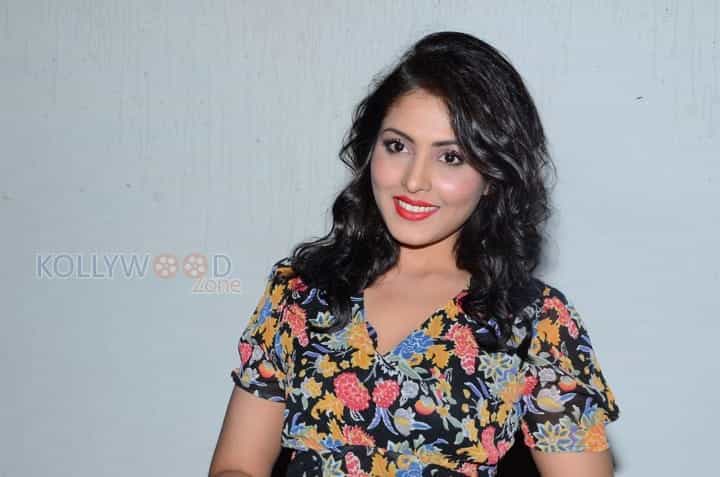 Madhu Shalini New Pics 04