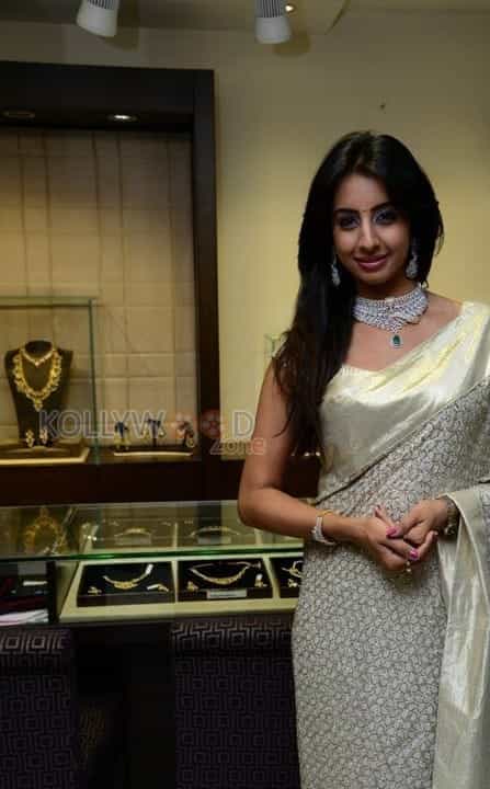 Sanjanaa At Hiya Jewellers Curtain Raiser Event Photos 11
