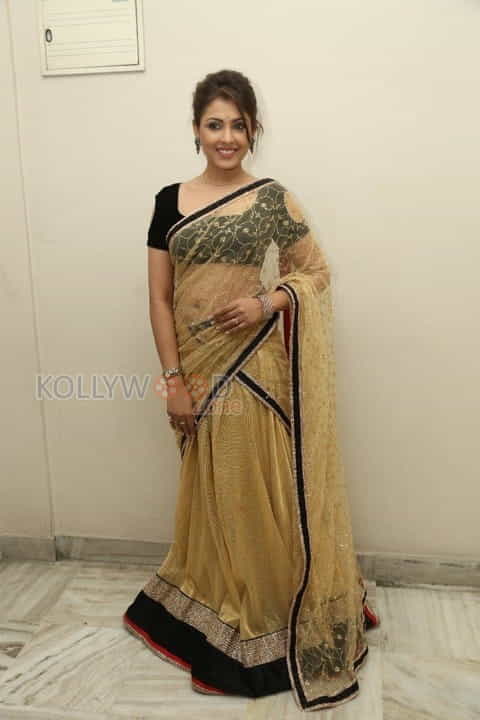 Tolly Actress Madhu Shalini Sexy Pictures 04