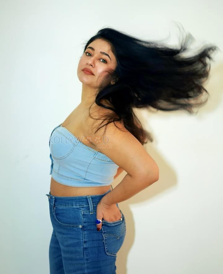 Buxom Beauty Poonam Bajwa in a Blue Strapless Crop Top and Classic Blue Jeans Pictures 03