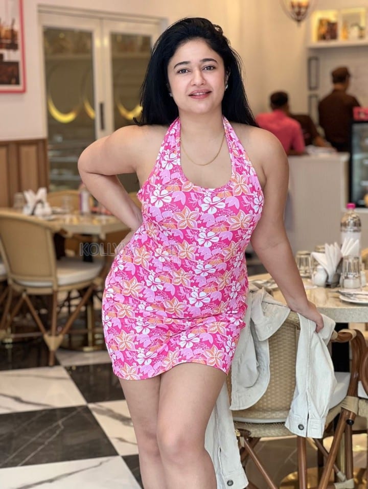 Chubby MILF Poonam Bajwa in a Pink Mini Dress Photos 02