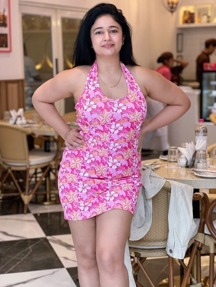 Chubby MILF Poonam Bajwa in a Pink Mini Dress Photos 03