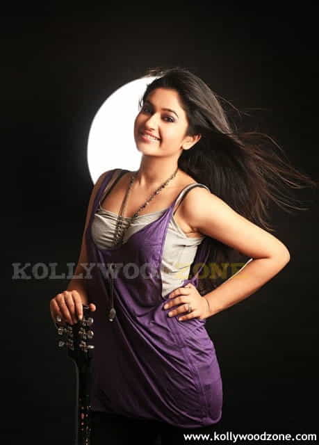 Hot And Sexy Poonam Bajwa Pics 09