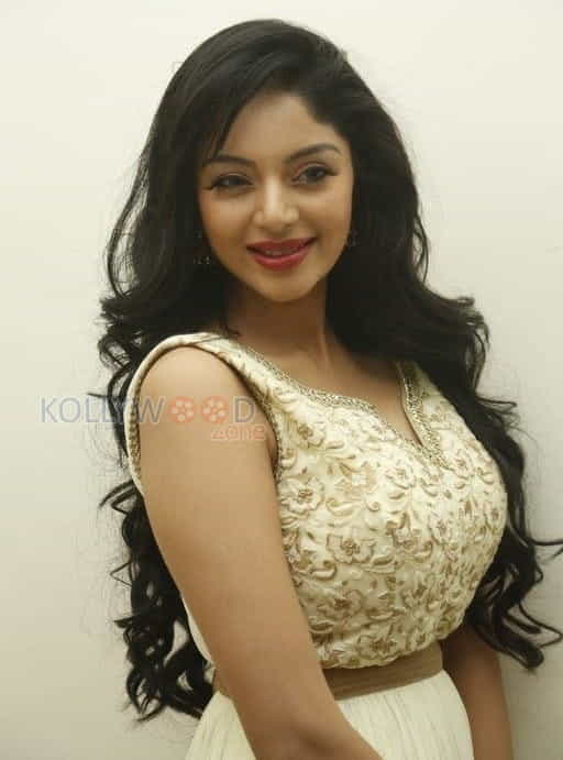 Kalai Vendhan Heroine Sanam Shetty Stills 02