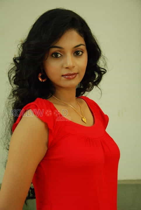 Kalaivendhan Movie Heroine Sanam Shetty Pictures 13