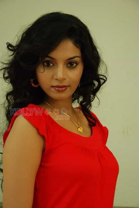 Kalaivendhan Movie Heroine Sanam Shetty Pictures 14