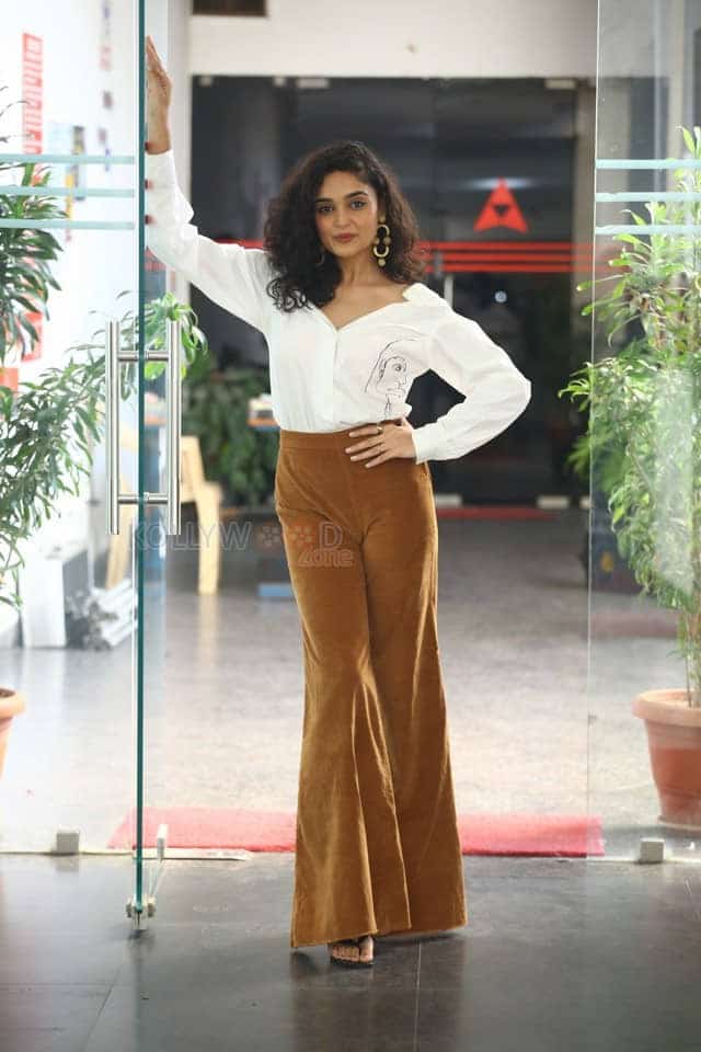 Kashish Khan at Anubhavinchu Raja Movie Interview Stills 23