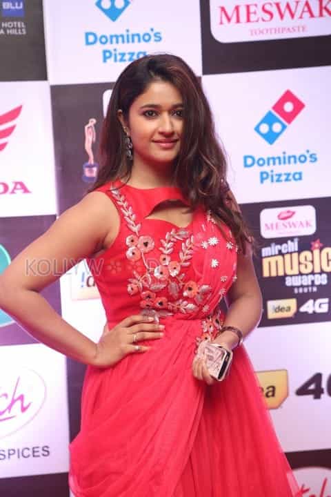 Poonam Bajwa At Mirchi Music Awards 2016 Photos 04