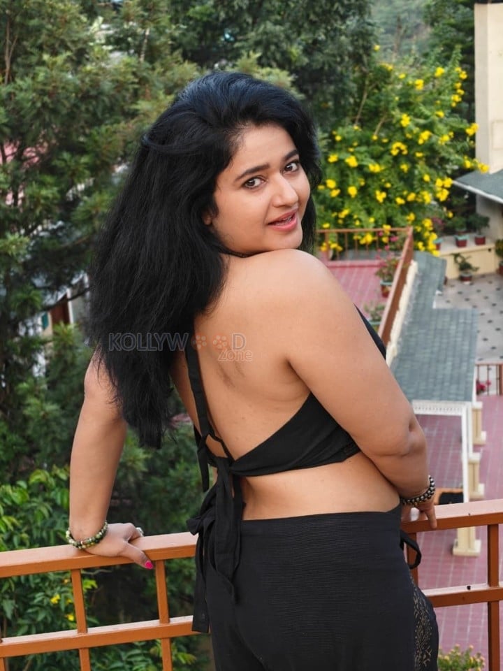 Stylish Hot Poonam Bajwa in a Black Halter Neck Top and Matching Skirt with Gold Patterns Pictures 03