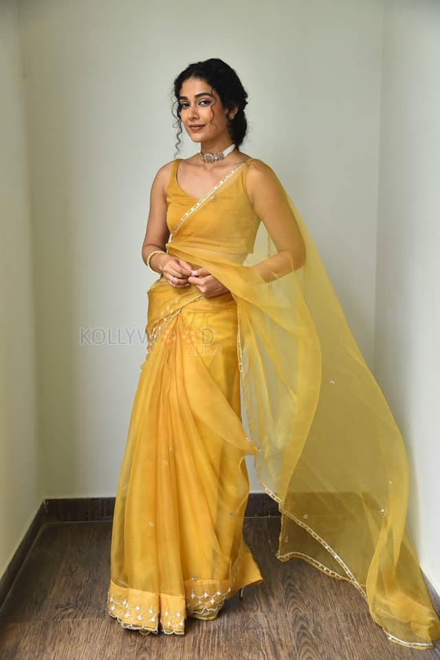 Actress Aakanksha Singh at Shashtipoorthi Movie Interview Pictures 17
