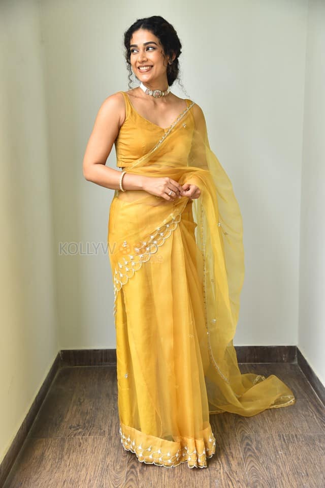 Actress Aakanksha Singh at Shashtipoorthi Movie Interview Pictures 20