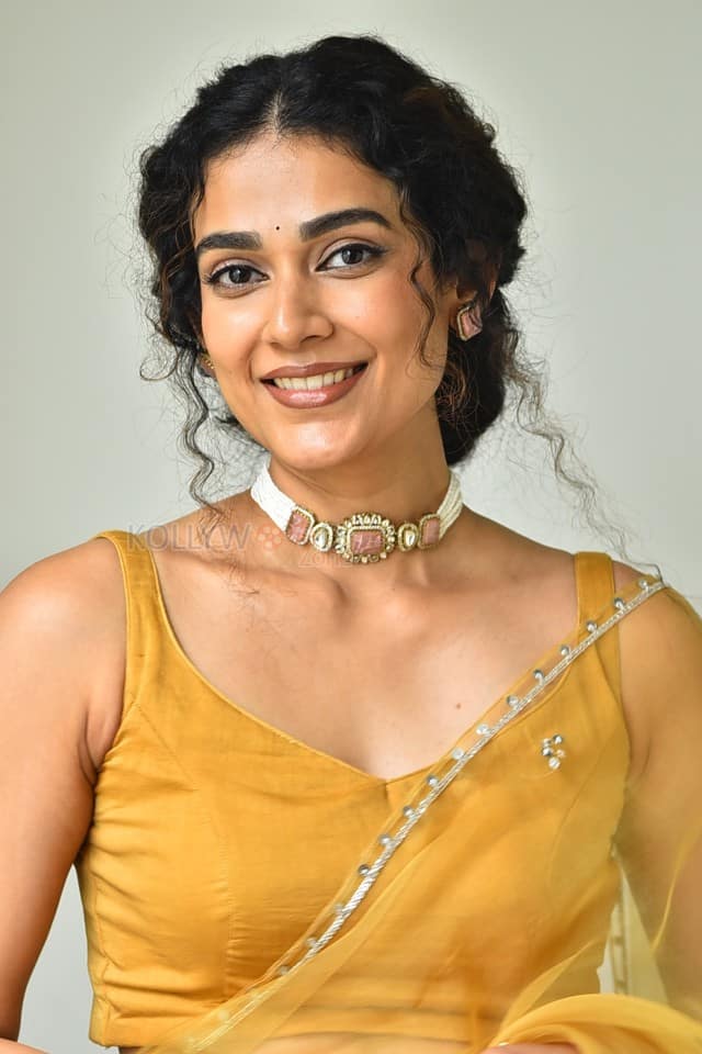 Actress Aakanksha Singh at Shashtipoorthi Movie Interview Pictures 28