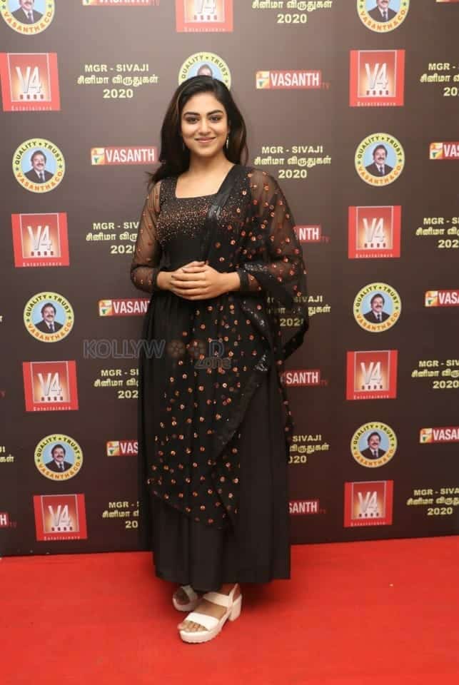 Actress Indhuja Ravichandran At V4 Mgr Sivaji Academy Awards Photos 03