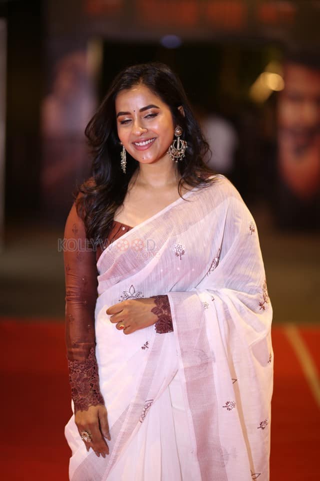 Actress Komalee Prasad at HIT 3 Movie Pre Release Event Photos 11