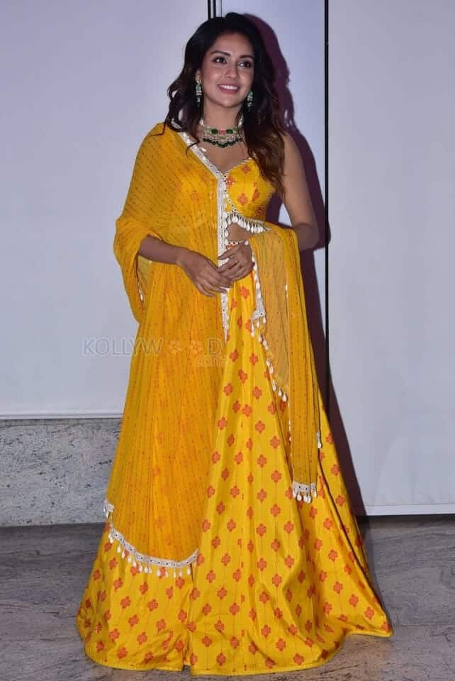 Actress Mahima Nambiar at Chandramukhi 2 Movie Pre Release Event Photos 02