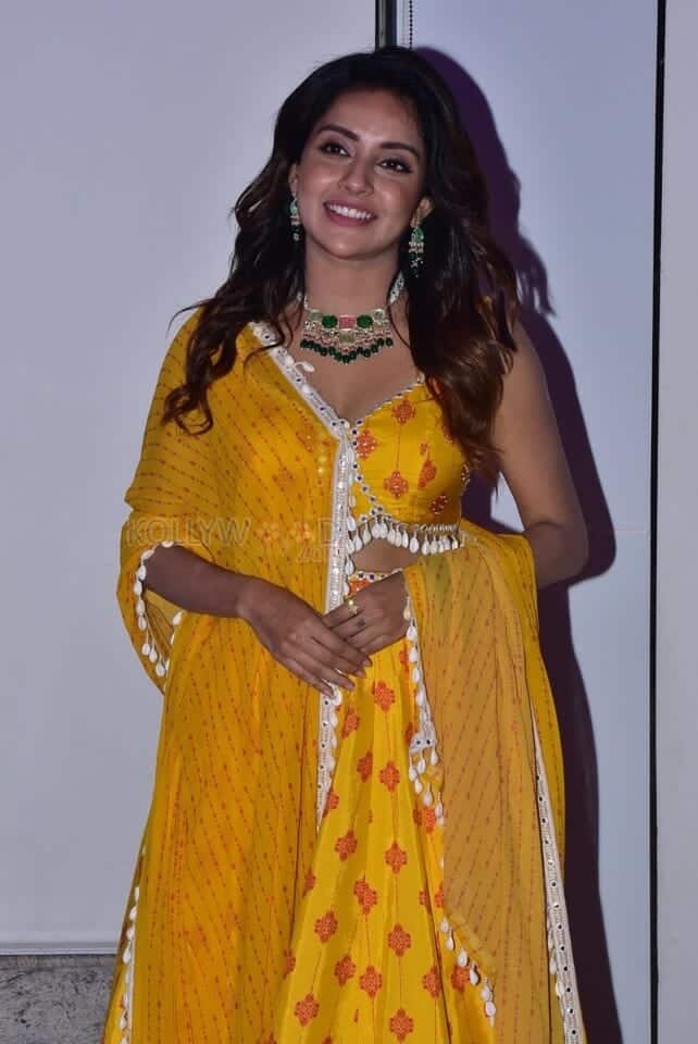 Actress Mahima Nambiar at Chandramukhi 2 Movie Pre Release Event Photos 07