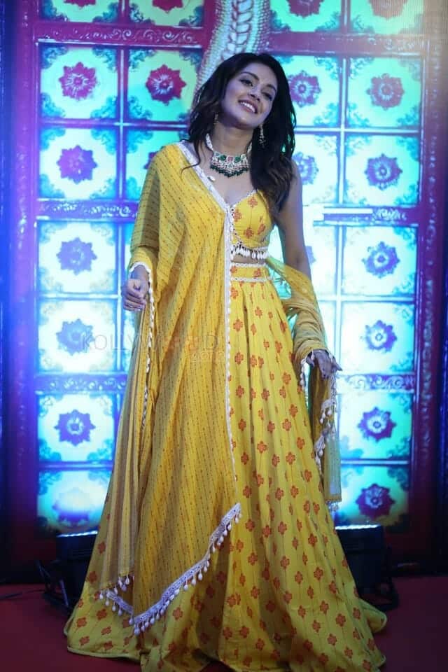 Actress Mahima Nambiar at Chandramukhi 2 Movie Pre Release Event Photos 13